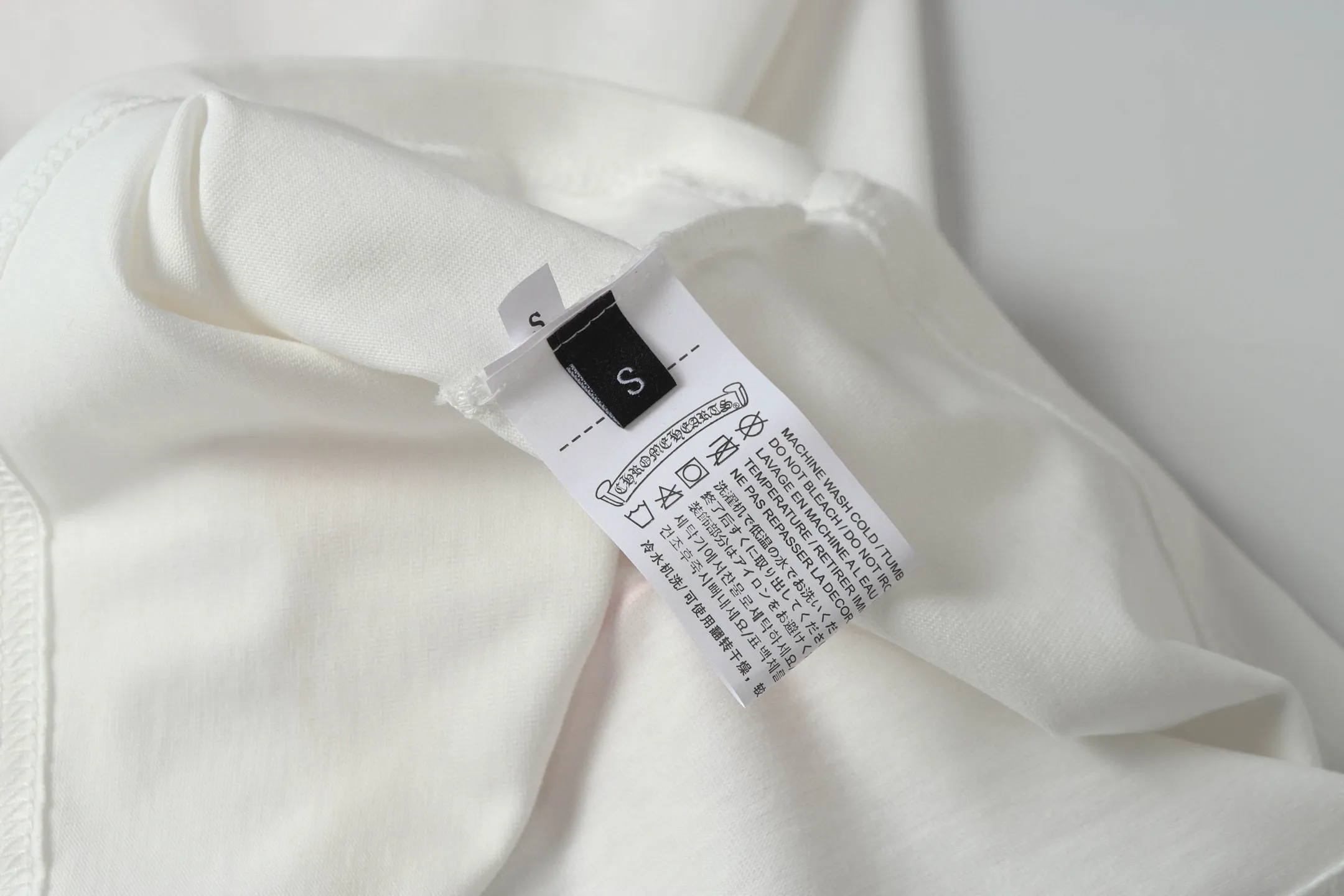🅿️180 Chrome hearte/Chrome heart ch 25ss early spring new cross foam short sleeves. A must-have item for daily commuting for men and women in light luxury. The correct version is welcome to compare. Detailed features ·280 grams of 100% cotton double yarn jersey fabric ·Special thickened 32 pieces of double-strand 1x1 thread in the same cylinder ·Double-needle stitching process ·Original main mark washed hangtag COLOUR: black white SIZE: s xl